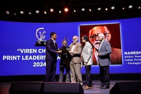 Mahesh Bhuphati and AIFMP leaders present the Viren Chhabra Print Leadership Award to Naresh KhannaPhoto AIFMP
