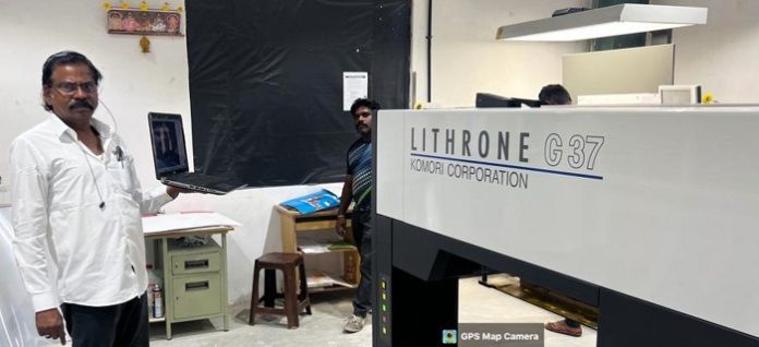 23_GL-437 SAR Selvaraj, managing director, Hosur Cluster Pack Prints with the Komori Lithrone G37.