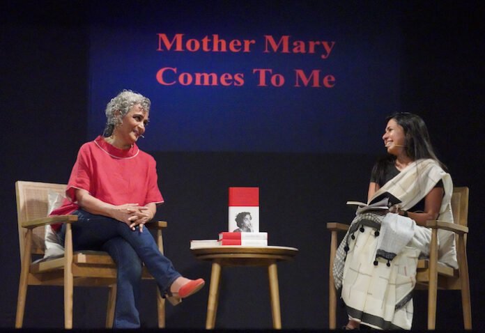 DSC00516–ARKochiWeb700 Arundhati Roy in conversation with Manasi Subramaniam, editorial member of Penguin Random House in India, who is also the editor of the book Photo DC Books