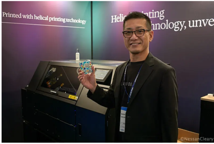 Kohei Tanabe, CEO of Roland DG, with a glass printed on the RC300.
