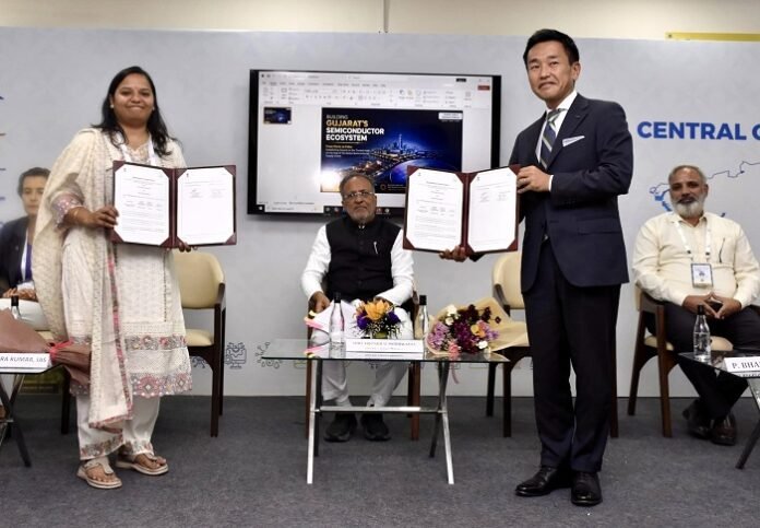 MOU Exchange Image with GSEM Fujifilm India